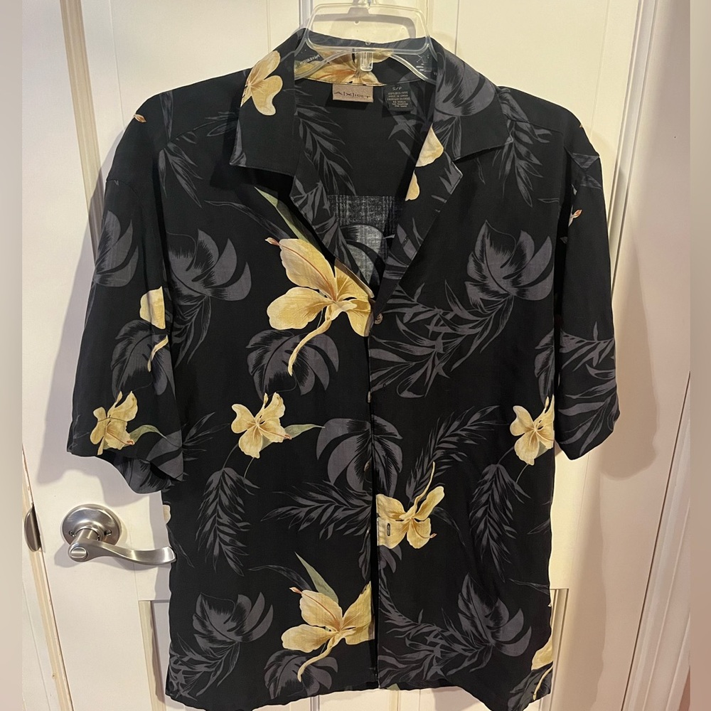 Black and tan/gold floral tropical button down short sleeve shirt